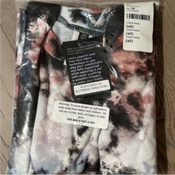 Onzie Boyfriend Sweatshirt in True Romance - Picture 4 of 5